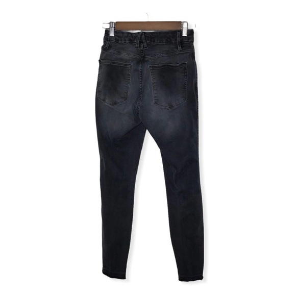 Good American Good Curve Crop Jeans in Black 075. - Picture 1 of 12